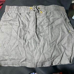 Company Ellen Tracy Grey skirt with build in shorts! Has never been worn.